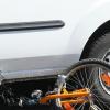 ein 14-jähriger Radfahrer ist bei einem Unfall in Dillingen leicht verletzt worden. Die Polizei sucht Zeugen.