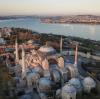 Die Hagia Sophia ist eine der wichtigsten Touristenattraktionen der Türkei. Sie steht im historischen Stadtteil Sultanahmet. 