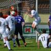 Und rein damit: Matthias Rutkowski (beim Kopfball) sorgte mit seinem „Doppelpack“ im Heimspiel gegen den TSV Wemding für den dringend benötigten „Dreier“. In dieser Szene gelingt dem Offensiv-Allrounder der 2:1-Siegtreffer.  	