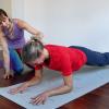 Den Rücken möglichst gerade halten - das ist der Trick und die Herausforderung bei den klassischen Planks. Die Übung ist freilich nicht neu - aber in jedem Fall sehr effektiv. Personaltrainerin Renate Dumreicher zeigt, worauf es ankommt.
