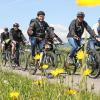 Mit Helm auf dem Radweg unterwegs. Diese Vatertagsausflügler machen viel richtig. Gut wenn man auch noch weiß, dass man auf dem Radl nicht beliebig viel Alkohol getrunken haben darf.