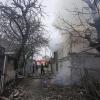 Ein Feuerwehrmann ist in Mariupol inmitten von Trümmern nach dem russischen Beschuss im Einsatz. Russische Truppen haben ihren Angriff auf die Ukraine gestartet.  