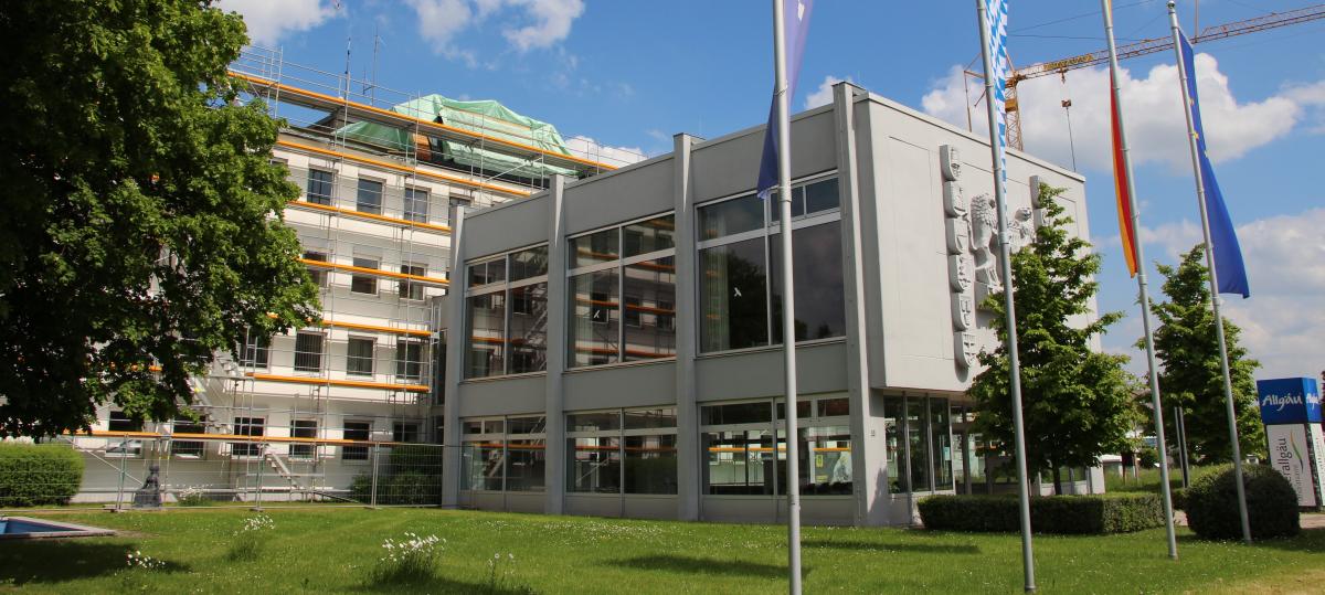 Razzia in Allgäuer Landratsamt: Hat eine Mitarbeiterin Aufenthaltstitel vergeben?