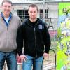Motocross-Profi Max Nagl (rechts) und Bereichsleiter Christoph Rublack vor dem Rohbau des Hauses "Mosaik", für das Nagl 1000 Euro spendete. Foto: Hollrotter