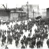 Auf diesem historischen Schwarz-Weiß-Foto aus dem Jahr 1911 sieht man, wie die Titanic auf der Queens Road im Belfaster Hafenviertel gebaut wird