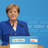 Gesicht gewahrt: Bundeskanzlerin Angela Merkel tritt nach der Einigung am Montagabend vor die Presse.