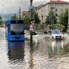 Wasser steht nach einem Unwetter auf der Wilhelmshöher Allee in Kassel.