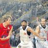 Vor der imposanten Kulisse von über 3000 Zuschauern in der Arena Hohenlohe unterlagen die Red Kangaroos (am Ball Skyler Bowlin, ganz rechts Domink Veney) im Christmas-Game bei den Crailsheim Merlins nach großem Kampf mit 93:101. 