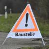 Ein Lasterfahrer ist in die Baustelle an der A8 bei Dasing gefahren und hat eine Baumaschine angefahren. 