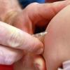 Ein Kinderarzt impft ein Mädchen gegen Masern. Zu einer möglichen Impfpflicht gibt es auch im Landkreis Aichach-Friedberg geteilte Ansichten.