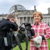 Die Wachsfigur von Bundeskanzlerin Angela Merkel CDU aus Madame Tussauds steht im Freizeitlook mit Rucksack, Basecap und Wanderhemd bei einem Pressetermin vor dem Reichstagsgebäude. 