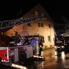 Mit einer Drehleiter rettete die Feuerwehr die Bewohner des Hauses in der Ulmer Straße in Bellenberg. Sie konnten wegen des verrauchten Treppenhauses nicht ohne Hilfe ins Freie gelangen.  	