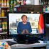 In einem Spätkauf läuft die TV-Ansprache von Bundeskanzlerin Merkel auf einem kleinen Fernseher.