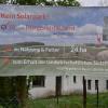 Eine Bürgerinitiative wendet sich gegen die Pläne für einen Solarpark am Ederhof bei Daiting – und tut dies auf zwei großen Plakaten an dem Anwesen kund.