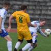 Einen Kampf auf Biegen und Brechen lieferten sich die SpVgg Auerbach-Streitheim und der TSV Lützelburg. Hier klärt Auerbachs Libero Christian Lottes vor Lützelburgs Fabian Karg. Alois Welz (links) und Michael Hertle brauchen nicht mehr eingreifen. 