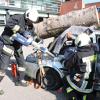 Platz für einen Zugang zur eingeklemmten Person schafften die Feuerwehrler mit dem Spreizer. 