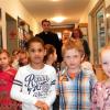 Stolz stellen die Kleinen ihre neuen Räume vor: In Biberbach wurde nun der Neubau der Kindertagesstätte eingeweiht.