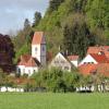 Zwischen Iller, Wald und Wiesen eingebettet: Die Ortsteil Unterbalzheim mit seinen Kirchturm.