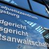 Das Augsburger Landgericht hat eine 32-Jährige aus dem Kreis Dillingen verurteilt, weil sie ihren Sohn ausgesetzt hat. 	