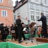 Das Oettinger Bachorchester mit Dirigent Günter Simon gastierte auf dem Marktplatz in Wemding. Klarinettist Robert Dreksler brillierte als Solokünstler.