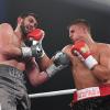 Der Boxprofi Tyron Zeuge (rechts, hier im Kampf gegen Rocky Fielding) lebt jetzt in Augsburg und gibt am Samstag sein Comeback im Ring.