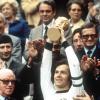 Deutschland gewinnt. Im Münchner Olympiastadion streckt Beckenbauer den WM-Pokal in die Höhe. 
