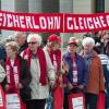 Demonstrantinnen in Berlin fordern die gleiche Bezahlung für Frauen und Männer.