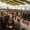 Rund 1600 Gläubige versammelten sich im Festzelt in Mertingen, um bei dem besonderen kirchlichen Ereignis dabei zu sein.