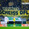 Fans von Borussia Dortmund halten ein Plakat mit der Aufschrift „Scheiss DFL“ in die Luft.