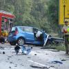 Auf der Stelle tot war der Fahrer dieses Autos nach dem Zusammenstoß mit einem Lastzug auf der B2 nahe Kaisheim. 