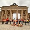 Aktivisten der Letzten Generation demonstrieren am dem Pariser Platz vor dem Brandenburger Tor.