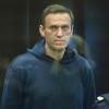 Alexej Nawalny steht in einem gläsernen Käfig im Gerichtssaal in Moskau.