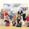Die Mitglieder des Kunstkreises Lechfeld mit ihrer Führerin vor einem der Lieblingskunstwerke von Barbara Schmook im Kunstmuseum Walter.  