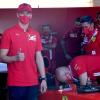 Mick Schumacher (l) besucht die Box von Ferrari.