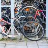 Zwei Jugendliche machten sich am Sonntag an einem Fahrradständer am Grabener Bahnhof zu schaffen. 