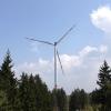 Eine Windkraftanlage im Windpark bei Zöschingen.