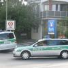 Nach dem Banküberfall auf die Raiffeisenbank in Derching. Erst durch die Polizeiwagen fiel Nachbarn auf, dass dort etwas vorgefallen war.
