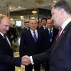 Handschlag unter Männern, die sich nicht trauen. Kreml-Chef Wladimir Putin traf in Minsk den ukrainischen Präsidenten Petro Poroschenko (in der Mitte der kasachische Präsident Nasarbajew).
