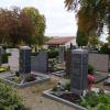 Auf dem Günzburger Friedhof wurden Urnenstelen zwischen traditionelle Reihengräber platziert. Der Wandel der Bestattungssitten ist ein Spiegelbild der gesellschaftlichen Veränderungen. 
