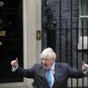 Der scheidende britische Premierminister Boris Johnson gestikulierte bei einer Pressekonferenz vor der Downing Street, bevor er der britischen Königin Elizabeth II. seinen Rücktritt bekannt geben wollte. Seine Amtszeit dauerte von 2019 bis 2022.