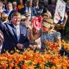 Willem-Alexander und seine Frau Maxima winken dem niederländischen Volk zu. Sie feiern den ersten "Königstag". 