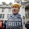 Ein Mann vor dem Gericht hat sich als Boris Johnson in Sträflingskleidung verkleidet. Seine Meinung: Der Premier ist «schuldig».