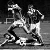 Oktober 1977: Im DFB-Pokal wehrte sich der damalige Landesligist FC Augsburg (am Boden Heiner Schuhmann) mit Händen und Füßen gegen Hertha BSC. Doch am Ende siegte der Bundesligist mit 4:0. 