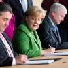 Sigmar Gabriel, Angela Merkel und Horst Seehofer unterzeichnen den Koalitionsvertrag.