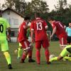 Der FC Kleinaitingen (rote Trikots) machte dem Bezirksligisten Türkgücü Königsbrunn das Leben richtig schwer. Am Ende siegten die Brunnenstädter knapp mit 2:1.  	