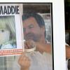 In Portugal hängt ein Kellner ein Bild der verschwundenen Maddie McCann auf. Immer wieder wandte sich die Polizei in dem Fall an die Öffentlichkeit mit der Bitte um Informationen. Jetzt stellte sich ein früherer Komplize des Verdächtigen aus Würzburg zum Interview.
