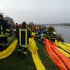 Insgesamt 340 Meter Ölsperre mussten auf den See. Die Feuerwehrleute setzten sie aus den zehn Meter langen Einzelstücken zusammen.