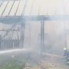 Viel Wasser mussten die Feuerwehrleute bei einem Stadelbrand in Laugna spritzen, um das Feuer unter Kontrolle zu bringen. Ursache des Feuers war ein Blitzeinschlag.  
