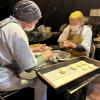 Harumi Okubo (79, rechts) und ihre Kollegin Tomoko Horiuchi (58) beim Oyaki-Backen in einem Restaurant, wo sie arbeiten.