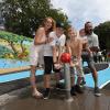 Familie Wächter hat Spaß im Flößerpark (von links): Alexandra Wächter, Fabién, Elias und Abdullah Wächter mit Tochter Lia. 